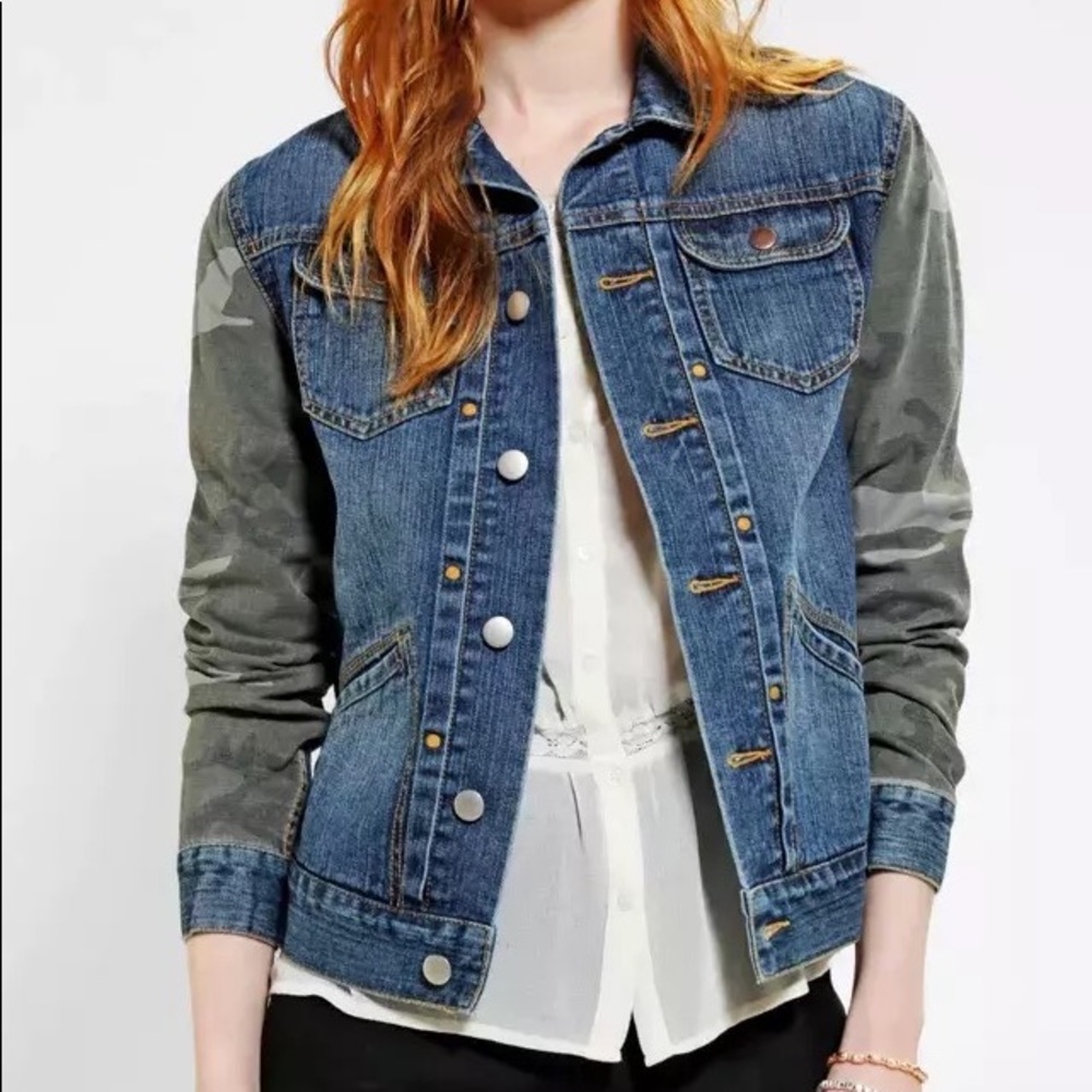 URBAN OUTFITTERS BDG Jean Jacket w/ Camo Sleeves — Size S, Jean/Camo
